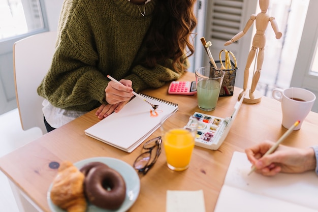 Gratis foto snijd vrouwen aan tafel