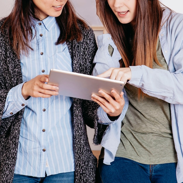 Snijd vrouwen met behulp van een tablet