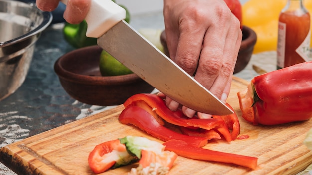 Gratis foto snijdende paprika's