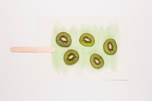 Snijdt kiwifruit op waterverf geschilderd in vorm van roomijs