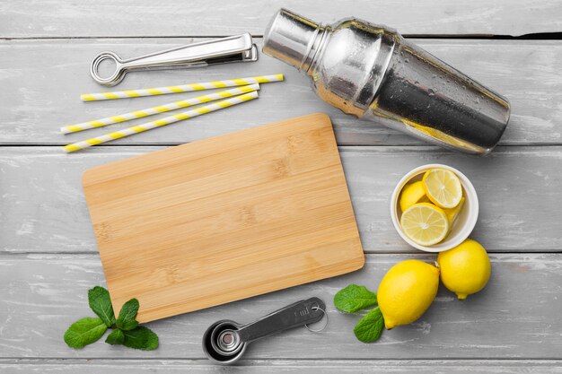 Snijplank met citroenen en mint