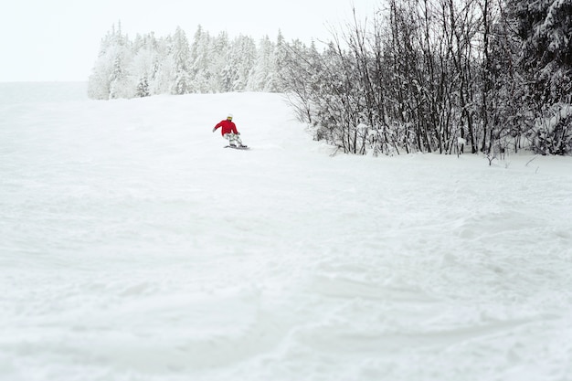 Snoboarder maakt een rompbocht in de sneeuw