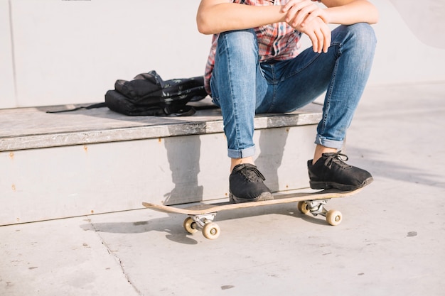 Gratis foto snoei tiener met voeten op het skateboard