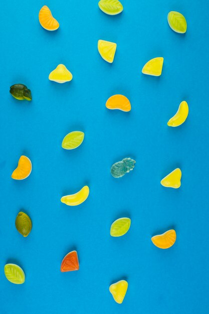 Snoepjes van verschillende vormen op blauwe achtergrond