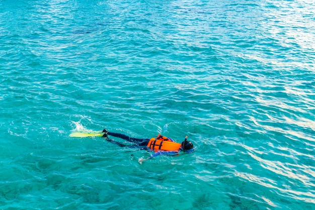 Snorkelen in het tropische eiland Maldiven.