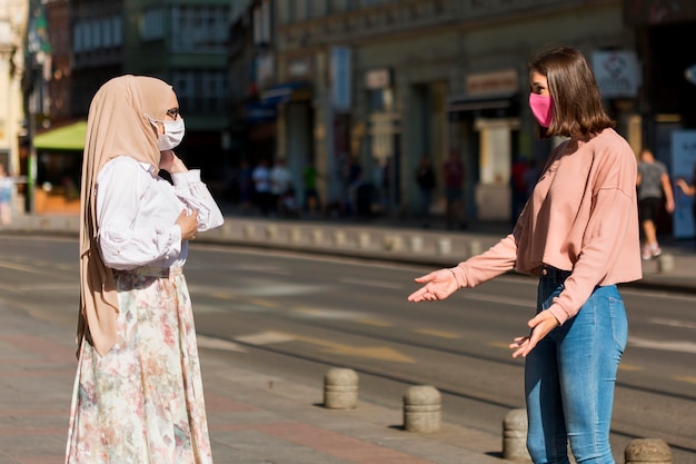 Gratis foto sociaal afstandsconcept met vrienden