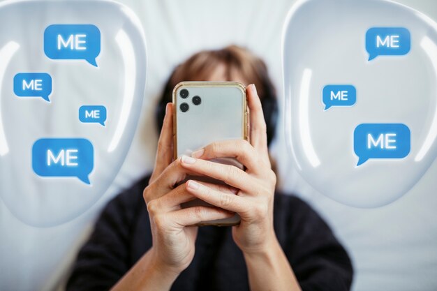 Sociale verslaafde vrouw texting met grafische tekstballonnen