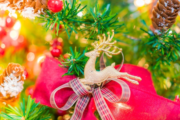 Soft focus van kerstboom en decoraties