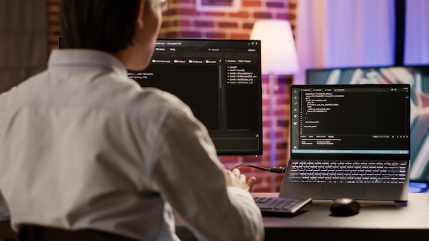 Softwareontwikkelaar codeert firewall-server op computer en laptop, met behulp van coderingssysteem naar scriptbeveiligingsnetwerk. Programmeren van binaire code op data-hacking-applicatie, tekstsoftware.
