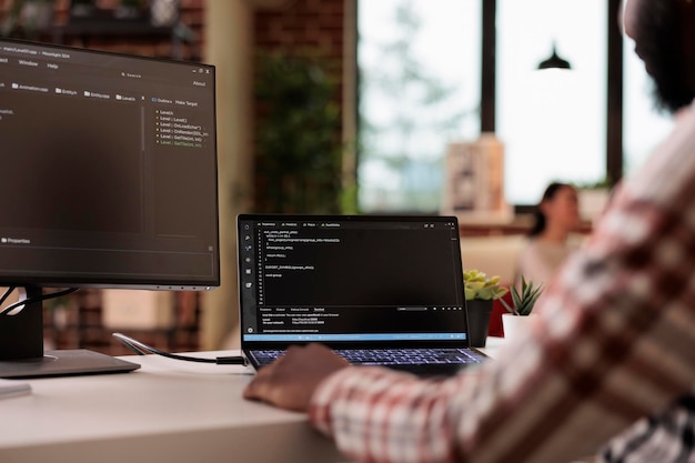 Softwareontwikkelaar programmeert firewallbeveiliging op meerdere monitoren, leert nieuwe gebruikersinterface. Toepassingscloudserver ontwikkelen met binaire code en html-script op terminalvenster.