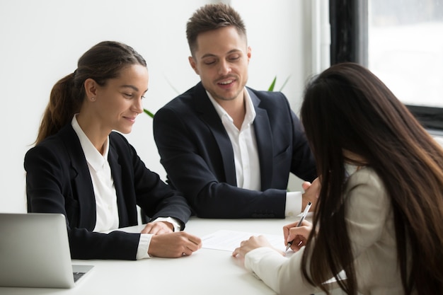 Gratis foto sollicitant sluiting deal met potentiële werkgevers