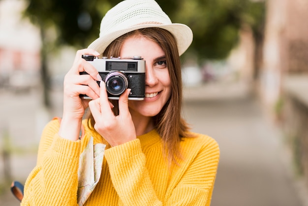 Solo reizende vrouw die een foto neemt