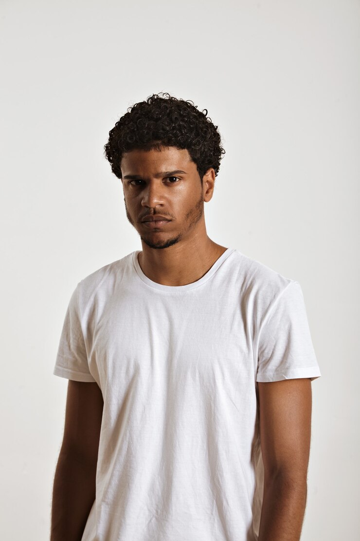 Gratis Foto somber jong zwart model in schoon wit katoenen t-shirt zonder label