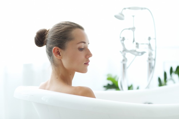 Spa en schoonheid. Mooie vrouw in een badkamer