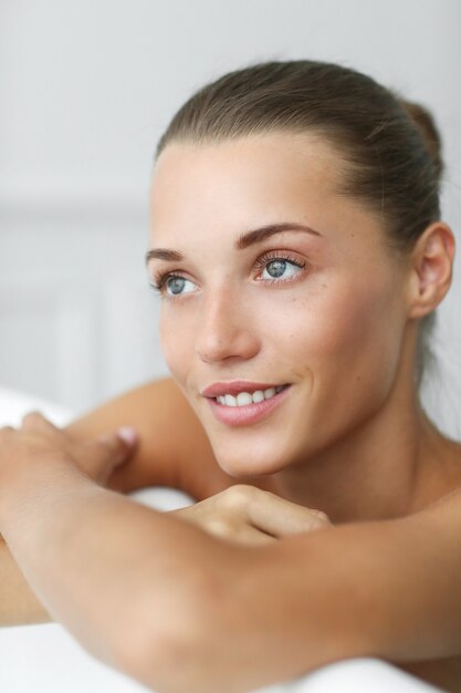 Spa en schoonheid. Mooie vrouw in een badkamer