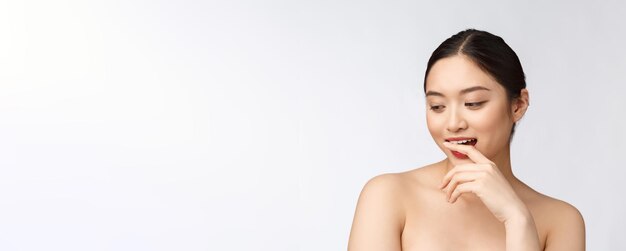 Spa huidverzorging schoonheid Aziatische vrouw haar drogen na douche behandeling Mooi multiraciaal jong meisje aan te raken zachte huid