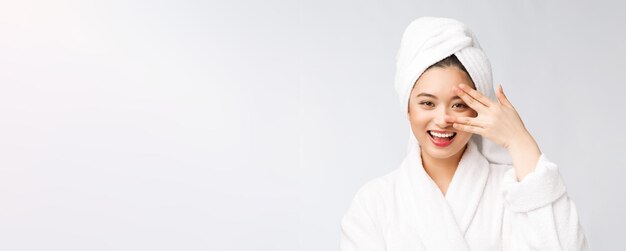 Spa huidverzorging schoonheid Aziatische vrouw haar met handdoek op het hoofd drogen na een douche behandeling Mooi multiraciale jonge meisje zachte huid aan te raken