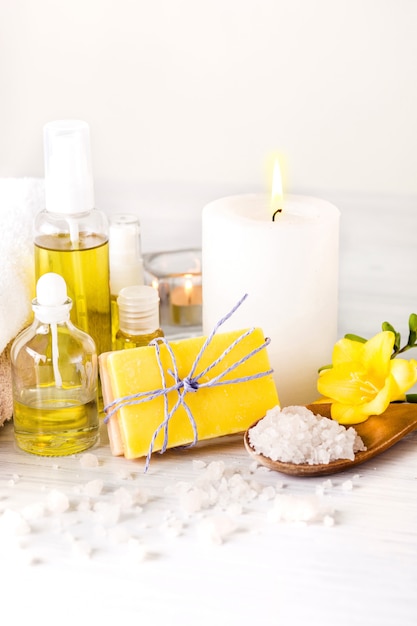 Gratis foto spa omgeving met aroma-olie, vintage stijl