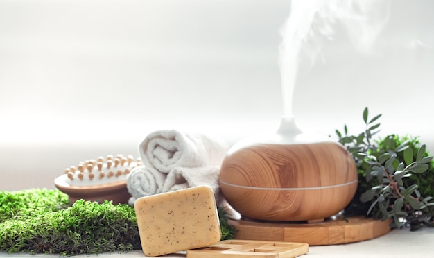 Spa-samenstelling met aromatherapie en lichaamsverzorgingsartikelen.