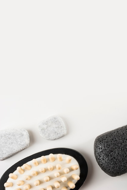 Spa stenen; massageborstel en puimsteen op witte achtergrond