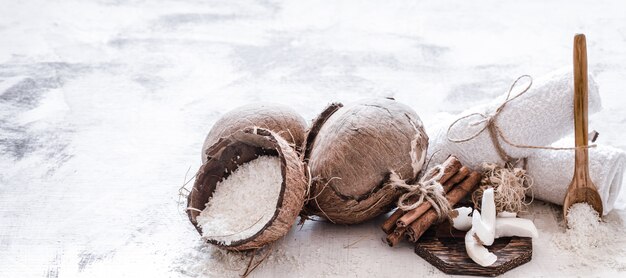 Spa stilleven van biologische cosmetica met kokosnoten