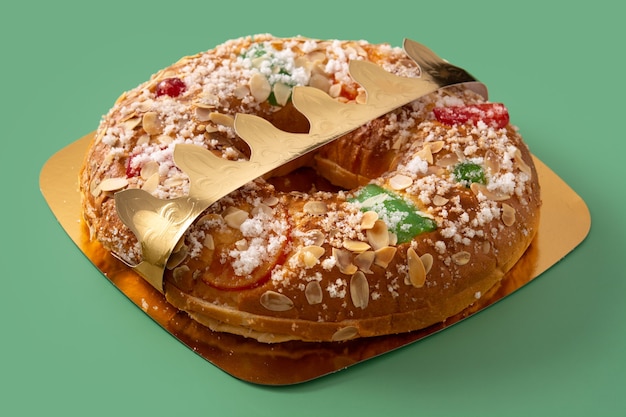 Spaanse typische epiphany cake "Roscon de Reyes" op groene achtergrond