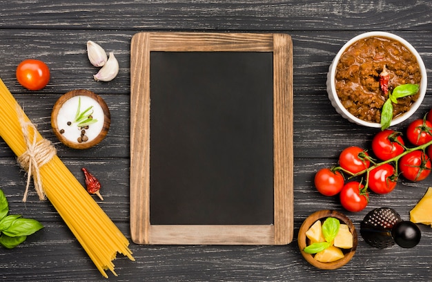 Spaghetii bolognese ingrediënten naast schoolbord