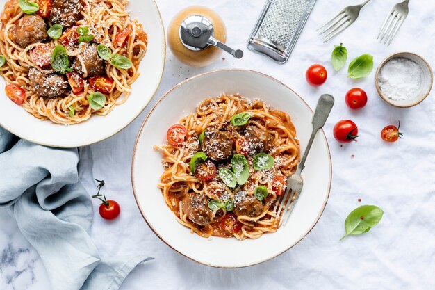 Spaghetti gehaktbal gegarneerd met parmezaan en basilicum