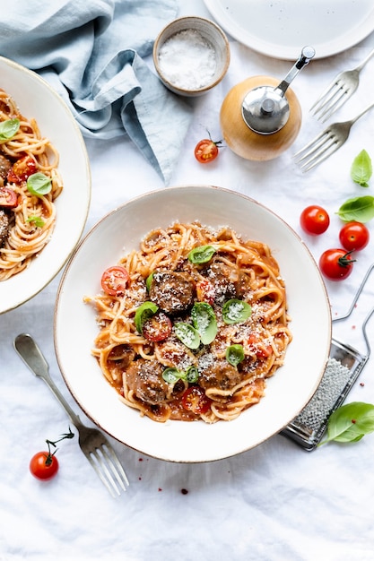 Spaghetti gehaktbal gegarneerd met Parmezaanse kaas en basilicum