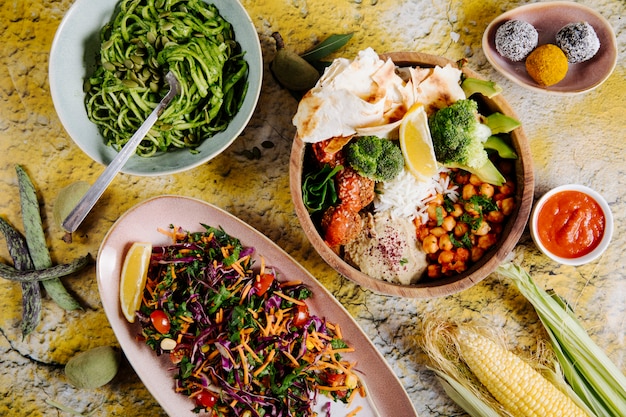 Gratis foto spaghetti, groentesalade en hoofdgerecht, met vegetabels en koekjes.