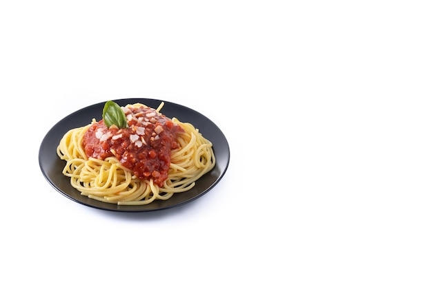 Spaghetti met bolognesesaus die op witte achtergrond wordt geïsoleerd