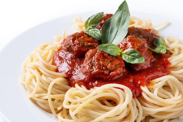 Spaghetti met gehaktballen op een witte achtergrond