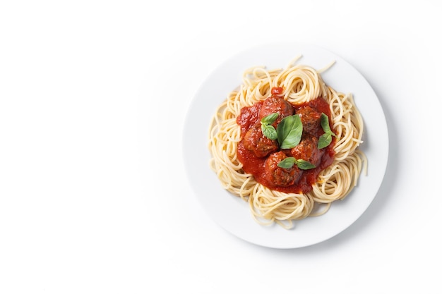 Spaghetti met gehaktballen op een witte achtergrond