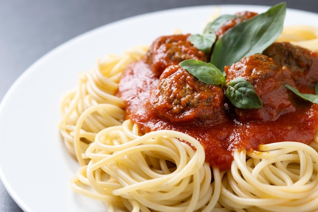 Spaghetti met gehaktballen op zwarte achtergrond