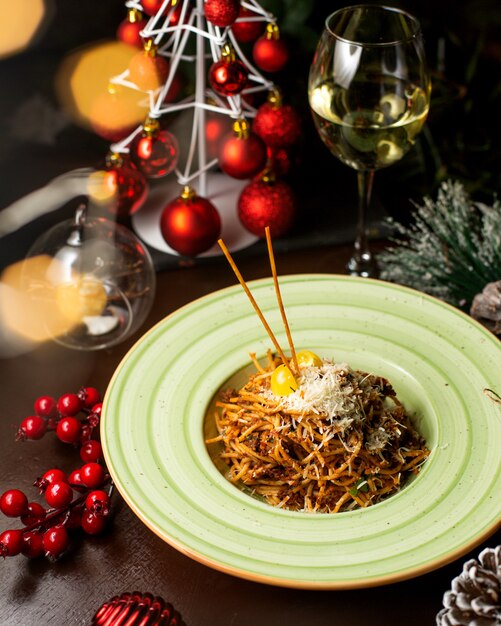 Spaghetti met gevuld vlees in tomatensaus