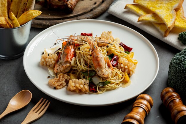 Spaghetti met pittige gemengde zeevruchten op donkere achtergrond