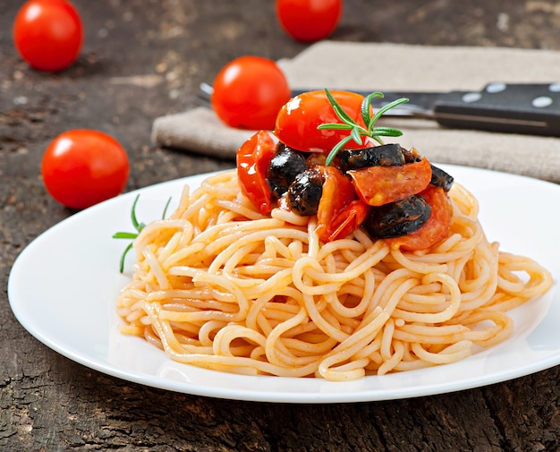 Spaghetti met tomaat en olijven