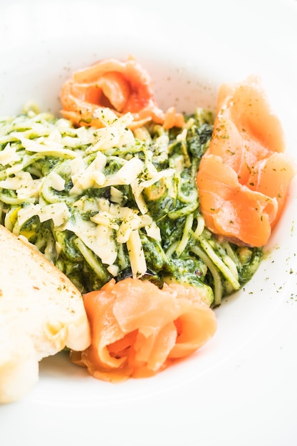 Gratis foto spaghetti pesto