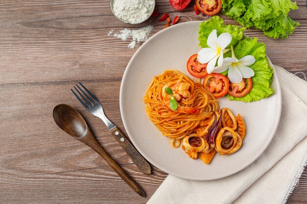 Spaghetti Zeevruchten met Tomatensaus Versierd met mooie ingrediënten.