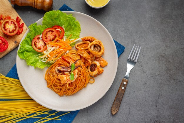 Spaghetti Zeevruchten met Tomatensaus Versierd met mooie ingrediënten.