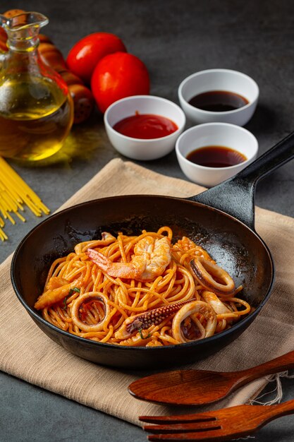 Spaghetti Zeevruchten met Tomatensaus Versierd met mooie ingrediënten.