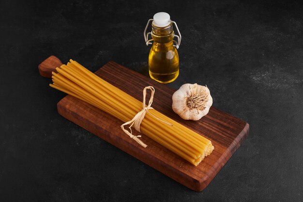 Spaghetties met knoflook en olie op houten oppervlak.