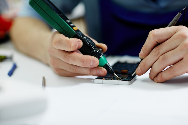 Spanning in mobiel apparaat controleren