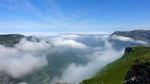 Spectaculair uitzicht op de bergen en de wolken
