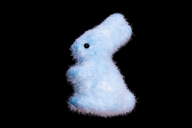 Speelgoed blauwe haas geïsoleerd op zwarte achtergrond. pluizig konijn. pasen. hoge kwaliteit foto