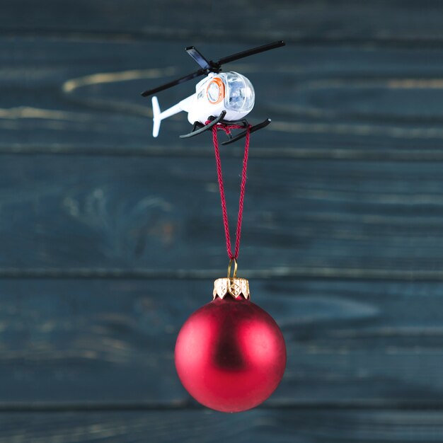 Speelgoed helikopter met kerst versiering