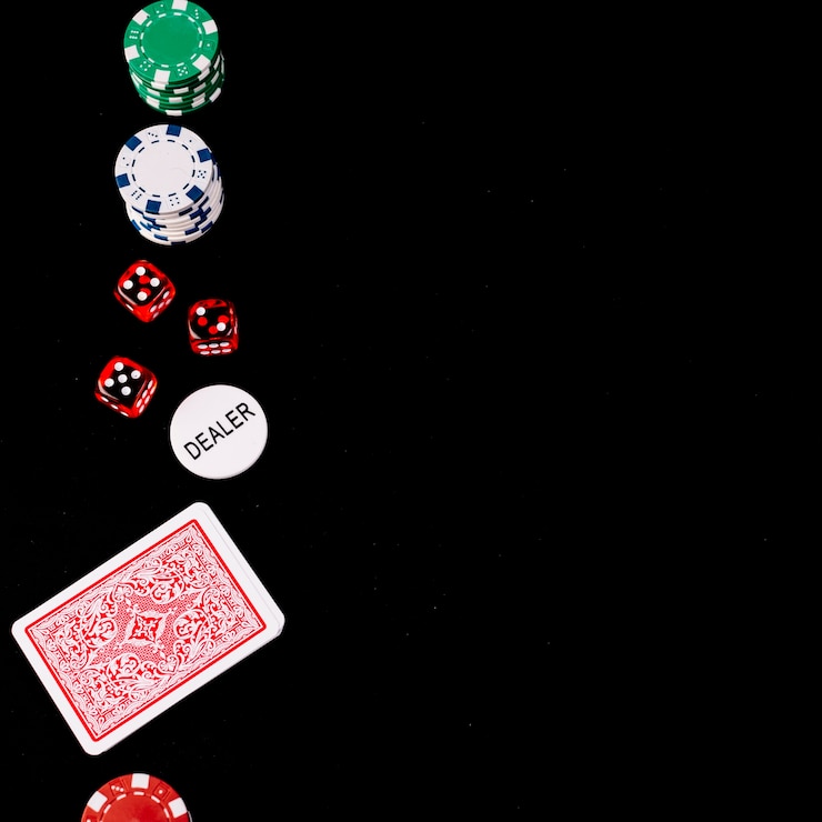 Gratis Foto speelkaarten; dobbelsteen; poker en dealer chips op zwarte achtergrond