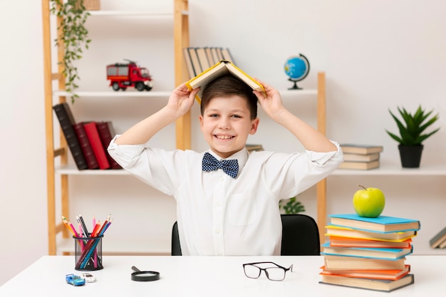 Speelse jongen spelen met boek