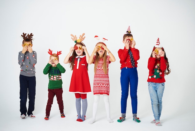 Gratis foto speelse kinderen die een boog voor ogen houden