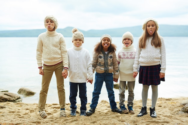 Gratis foto speelse kinderen poseren bij lake